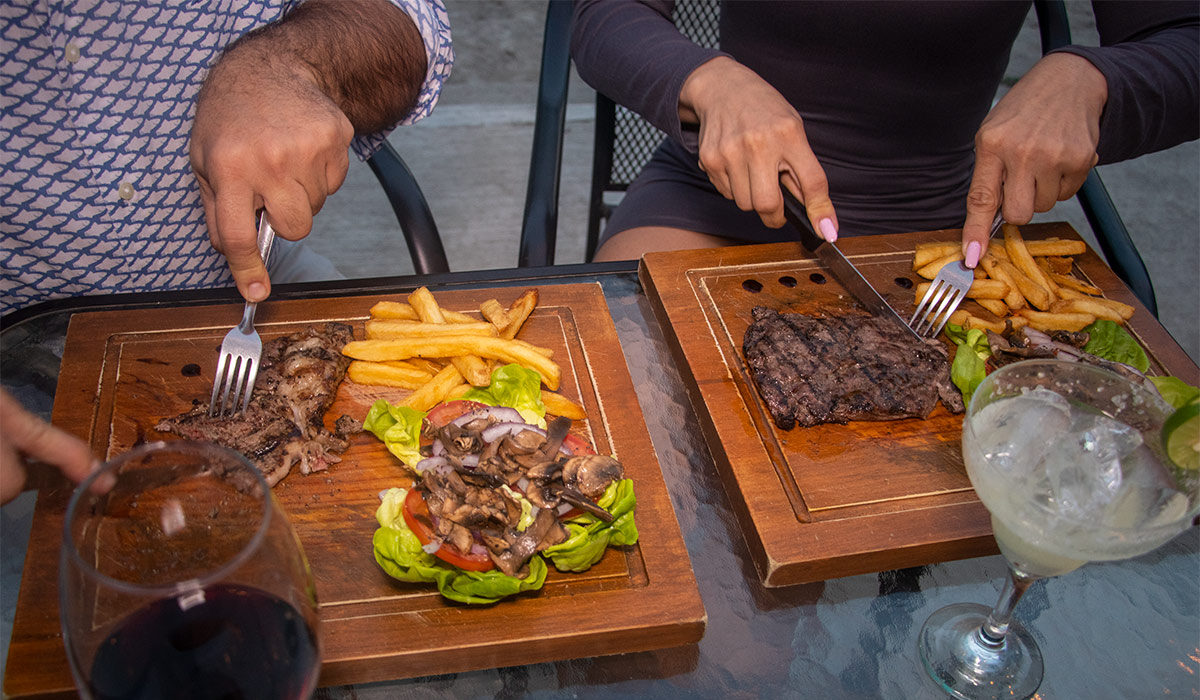 restaurante-de-cortes-y-hamburguesas-en-nuevo-vallarta-la-lata-burger-1200x700